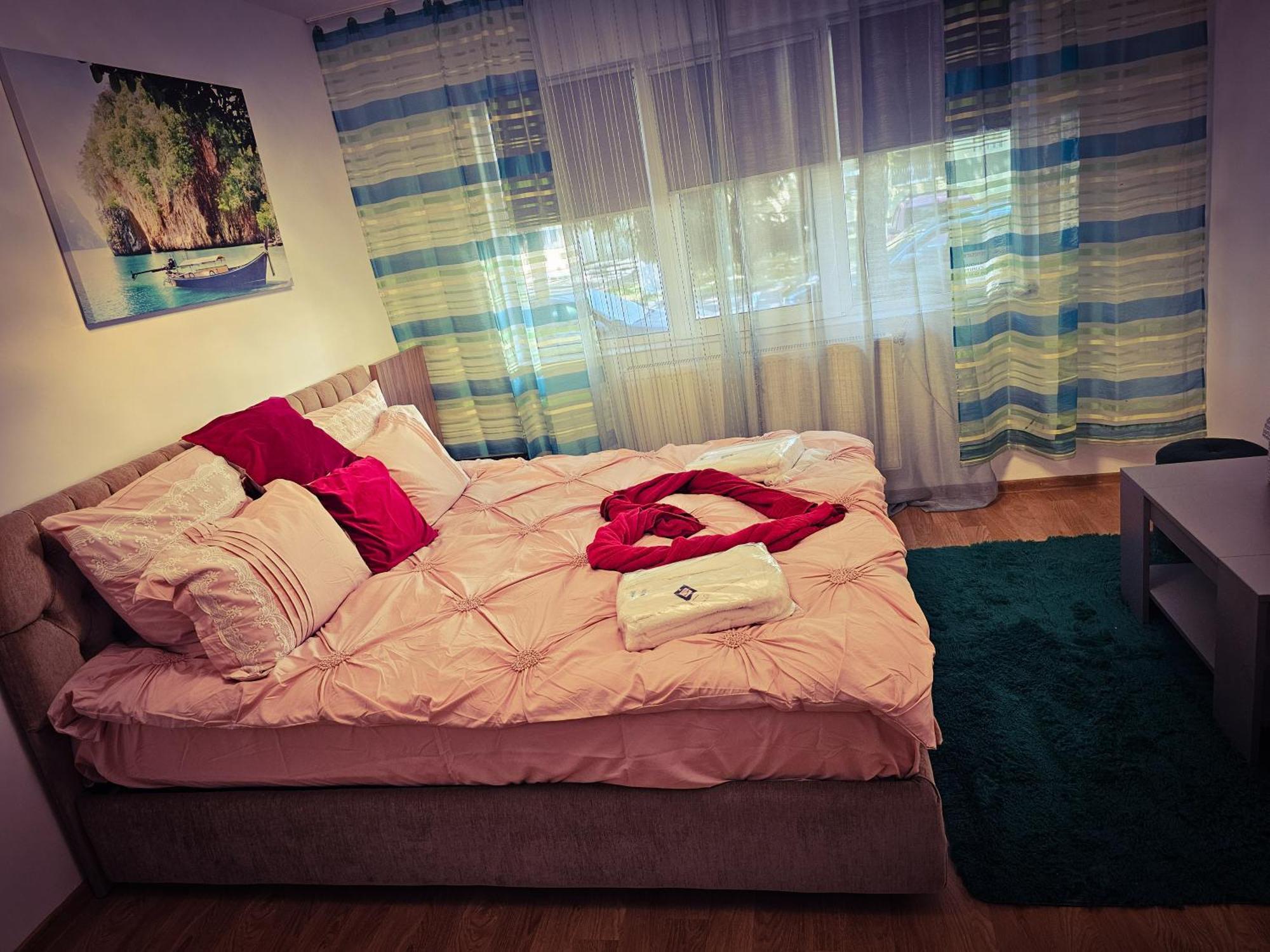 Mony Apartaments Роман Екстериор снимка